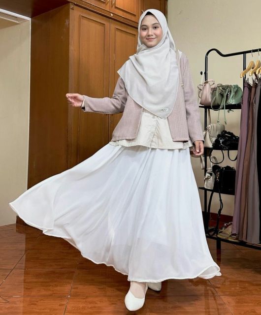 10 Style Hijab Syar'i dengan Rok yang Kece Abis, Auto Stylish Tapi Tetap Sopan! 19
