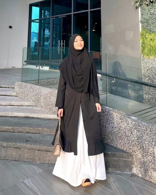10 Style Hijab Syar'i dengan Rok yang Kece Abis, Auto Stylish Tapi Tetap Sopan! 12