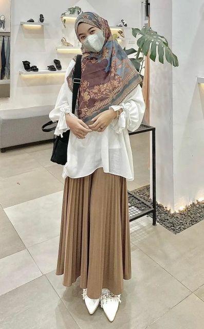 10 Style Hijab Syar'i dengan Rok yang Kece Abis, Auto Stylish Tapi Tetap Sopan! 14