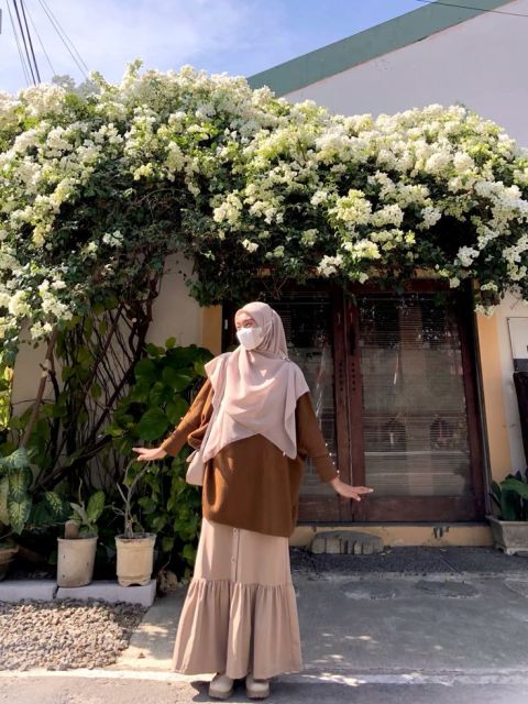 10 Style Hijab Syar'i dengan Rok yang Kece Abis, Auto Stylish Tapi Tetap Sopan! 13