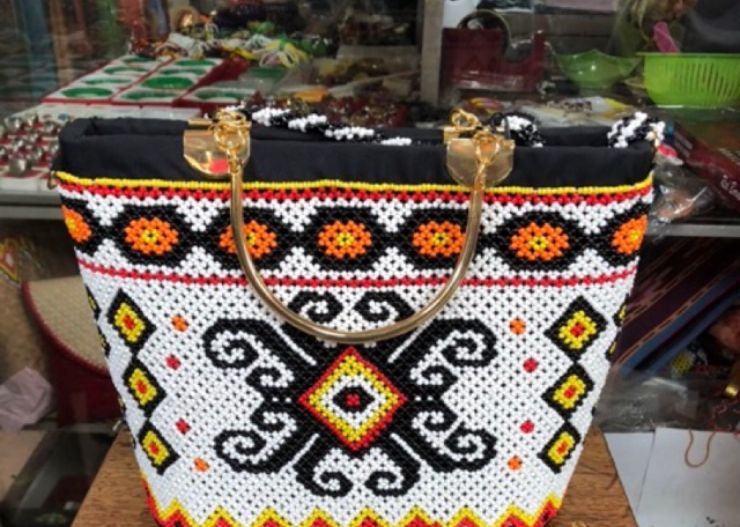 15 Oleh-Oleh Khas Balikpapan Populer yang Jadi Buruan 26 tas manik dayak