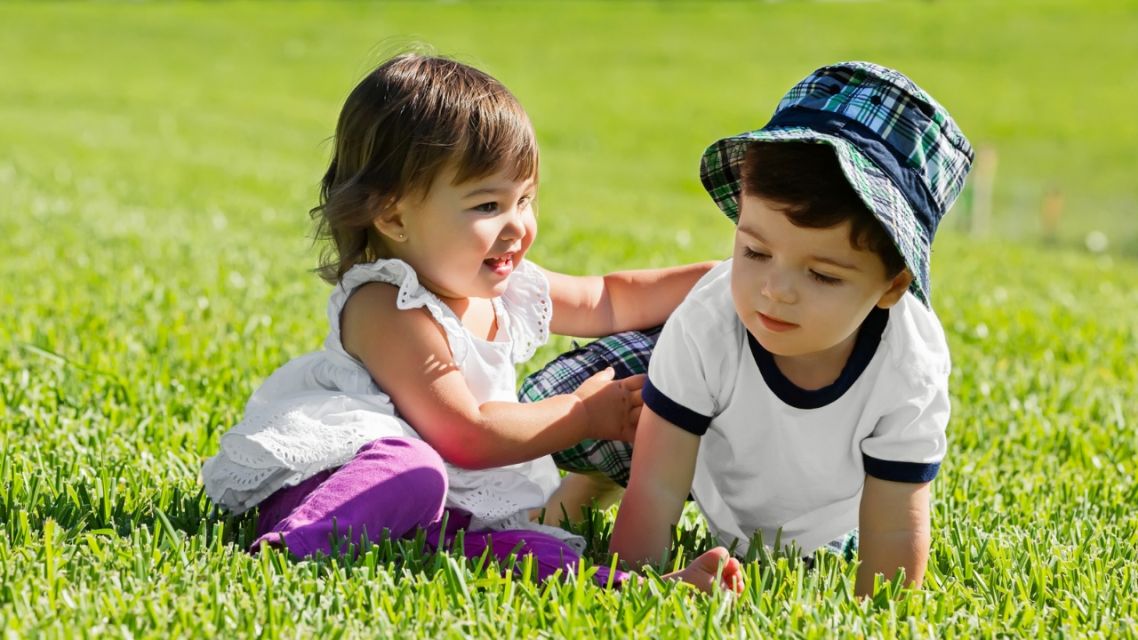 60+ Ide Nama Anak Kembar Cewek Cowok yang Unik, Elegan & Timeless, Gak Bikin Nyesel! 8 Ide Nama Anak Kembar Cewek Cowok (1)