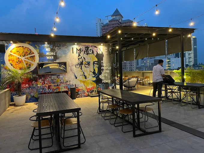 9 Rekomendasi Cafe di Jakarta Barat yang Instagramable 15 hipwee-Cafe di Jakarta Barat yang instagramable Juups Roofbar Jakarta