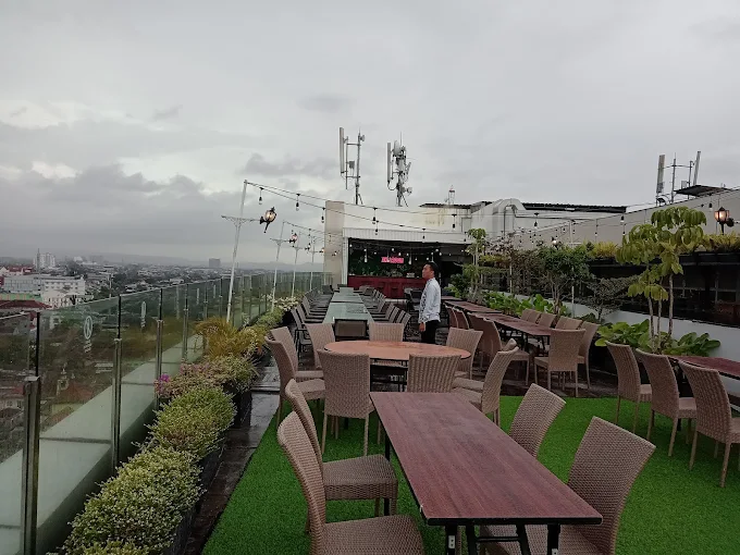 7 Cafe Outdoor di Malang dengan View Bagus & Kekinian 11 hipwee-Cafe di Malang view Bagus Sky Room Rooftop Cafe