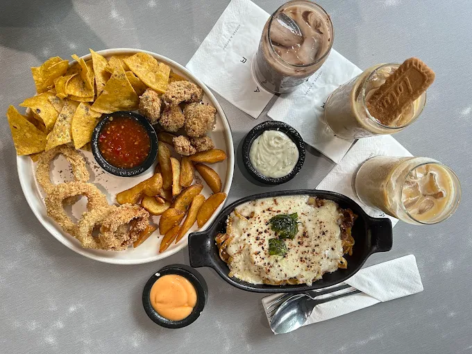 hipwee-Cafe instagramable di Solo TETRA Coffee & Eatery