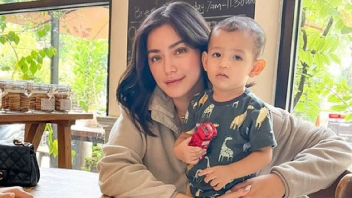 25 Nama Anak Artis Indonesia Paling Unik yang Bikin Netizen Salfok. 42 Donn Azaiah Jan Verhaag — anak kedua Jessica Iskandar dan Vincent Verhaag