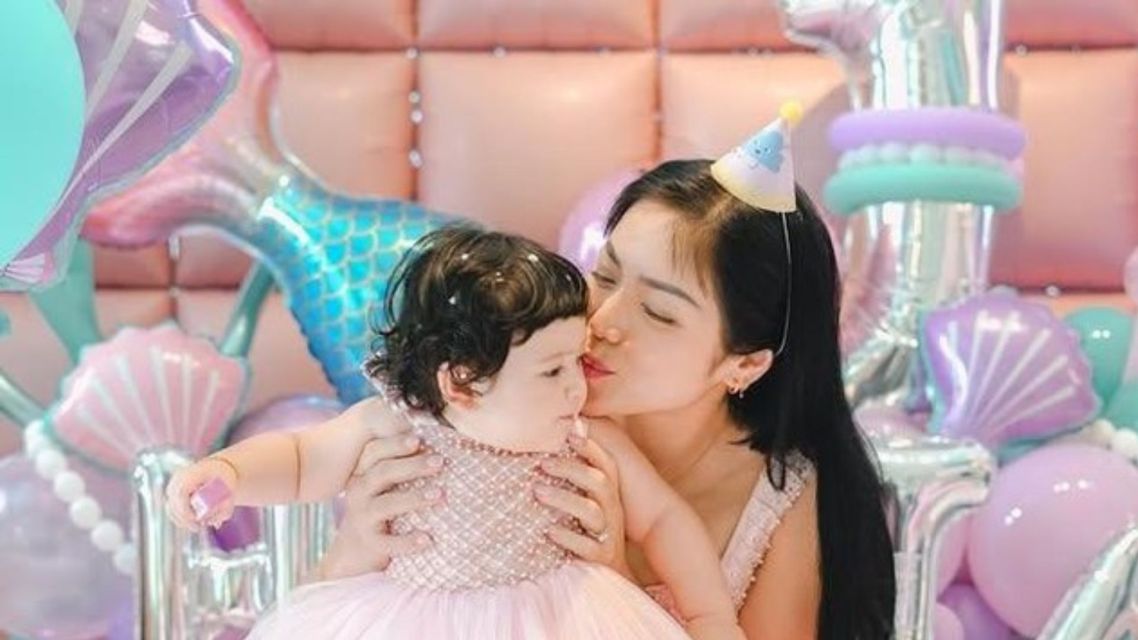 25 Nama Anak Artis Indonesia Paling Unik yang Bikin Netizen Salfok. 43 Nama anak artis indonesia paling unik
