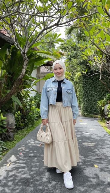 7 Outfit Jaket Jeans Hijab yang Stylish dan Nyaman Dipakai 13 jaket jeans cropped dengan rok high-waist