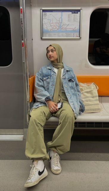 7 Outfit Jaket Jeans Hijab yang Stylish dan Nyaman Dipakai 14 jaket jeans oversized dengan cargo pants