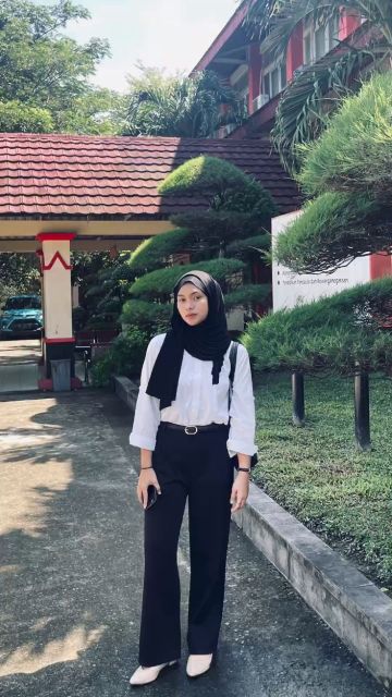 7 OOTD Melamar Kerja Hijab yang Rapi & Kelihatan Profesional 8 kemeja Putih dan celana bahan high waist