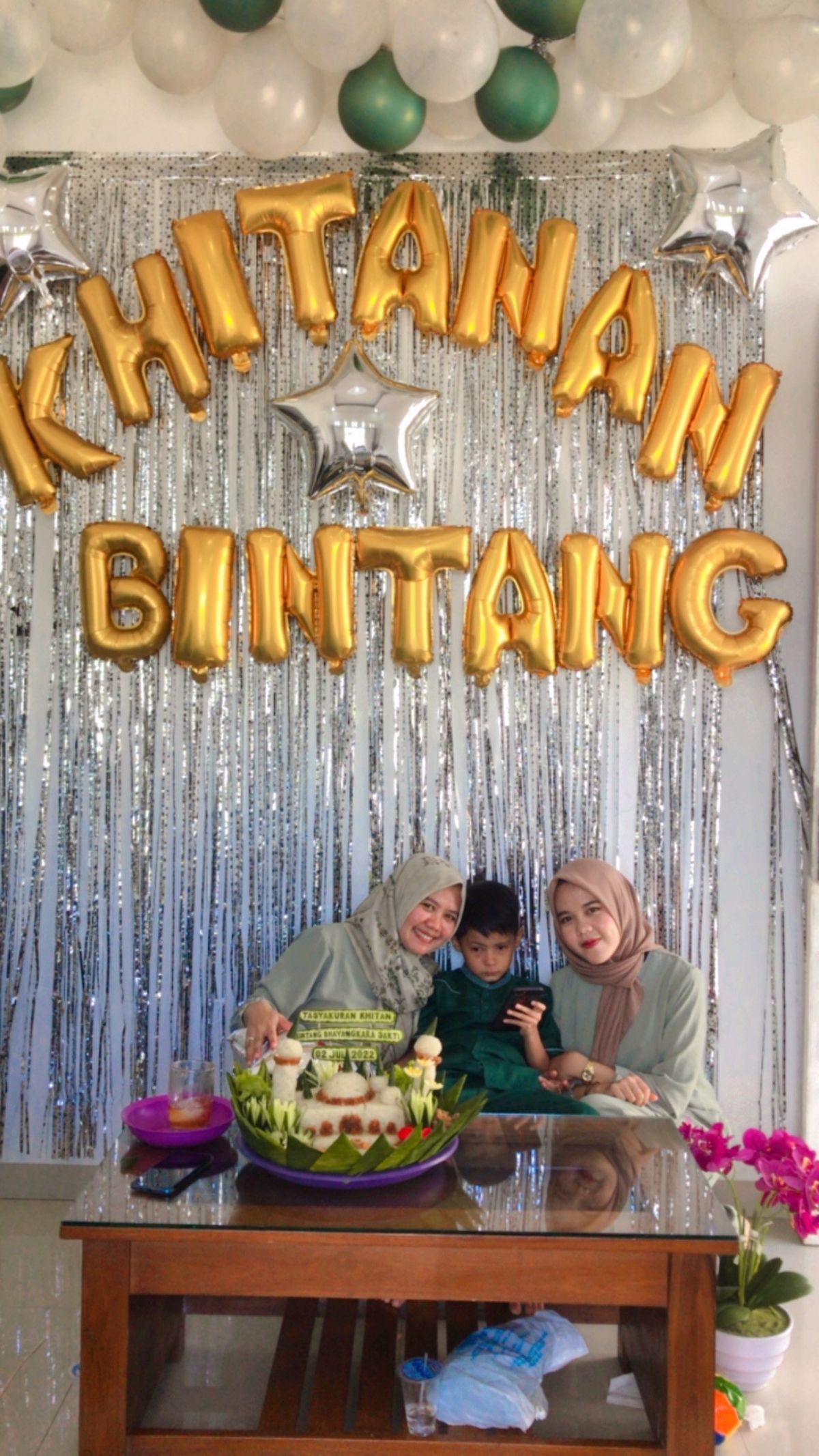 7 Inspirasi Dekorasi Sunatan Sederhana untuk Anak Laki-Laki yang Kreatif, Hangat, dan Nggak Ribet 10 hipwee-Khitanan