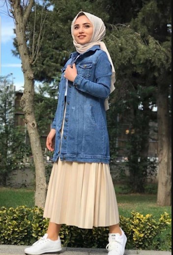 7 Outfit Jaket Jeans Hijab yang Stylish dan Nyaman Dipakai 9 long denim jacket dengan rok plisket