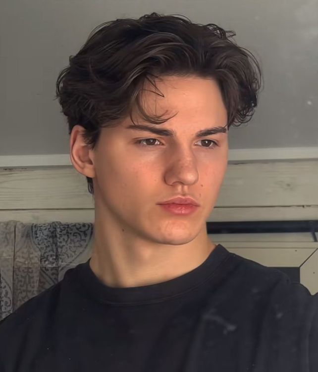10 Potongan Rambut Pria Belah Tengah yang Bikin Penampilan Nggak Ngebosenin 16 hipwee-Wavy Middle Part