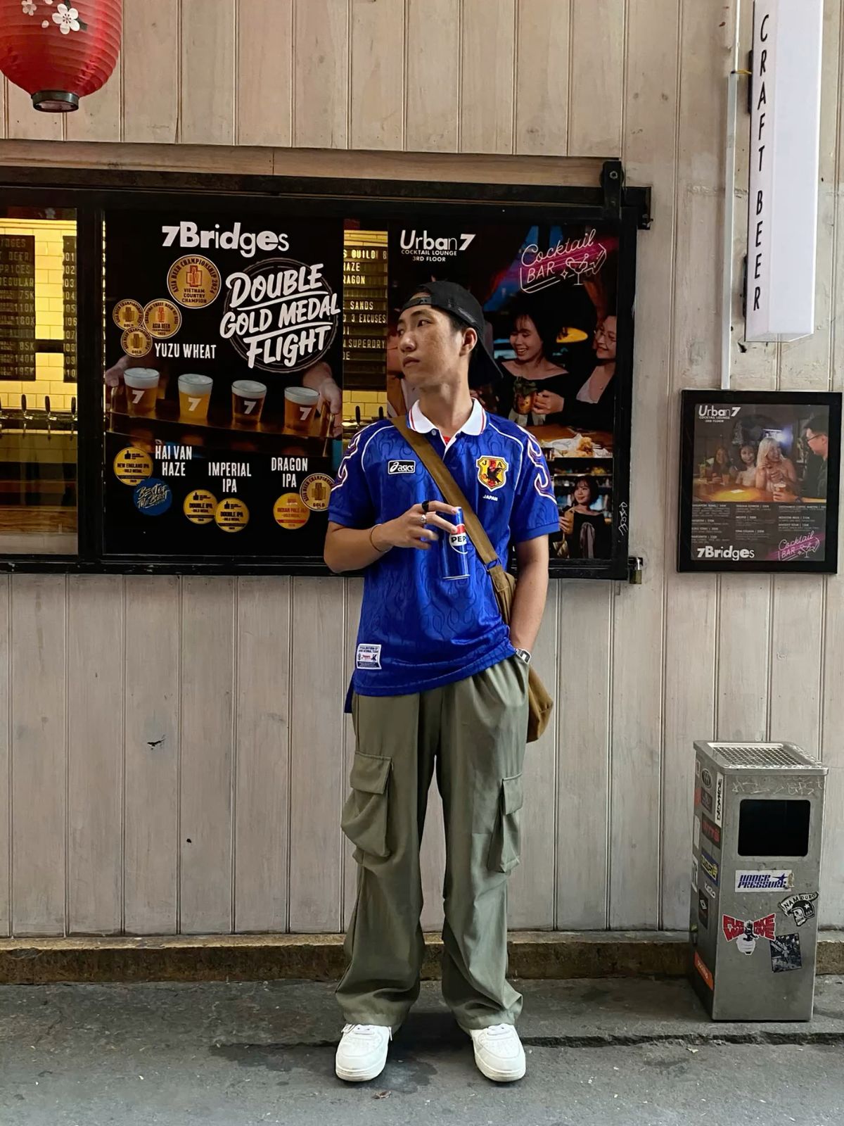 8 Inspirasi Outfit Cowok Skena yang Stylish dan Nyaman 12 hipwee-Outfit cowok kalcer