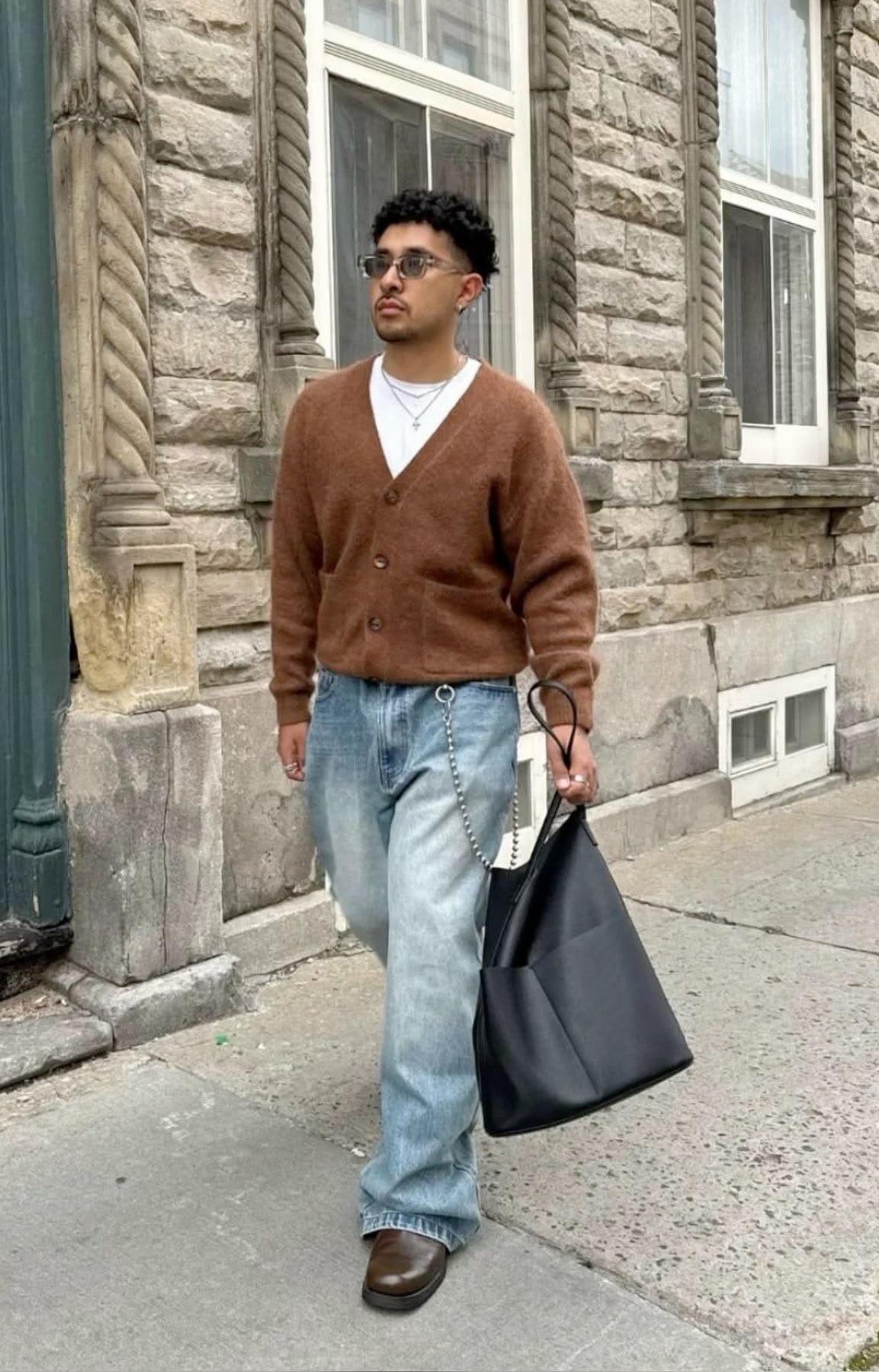 8 Inspirasi Outfit Cowok Skena yang Stylish dan Nyaman 15 hipwee-Outfit cowok skena