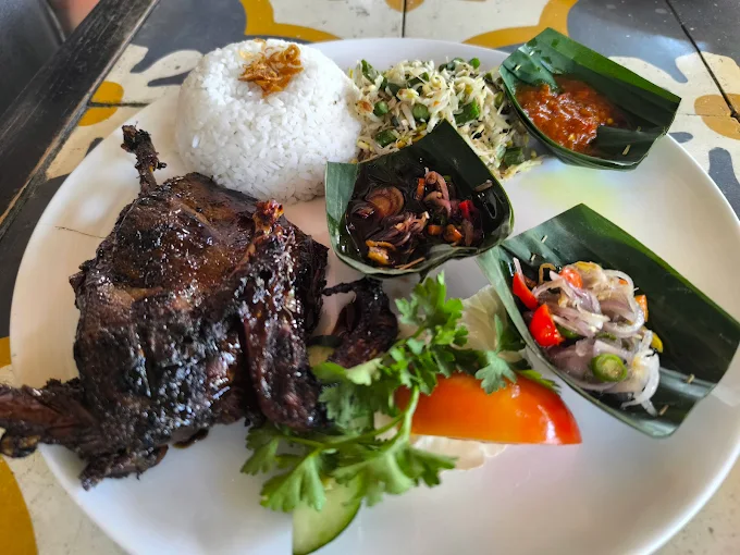 hipwee-Resto keluarga di Bali Bebek Tepi Sawah Ubud