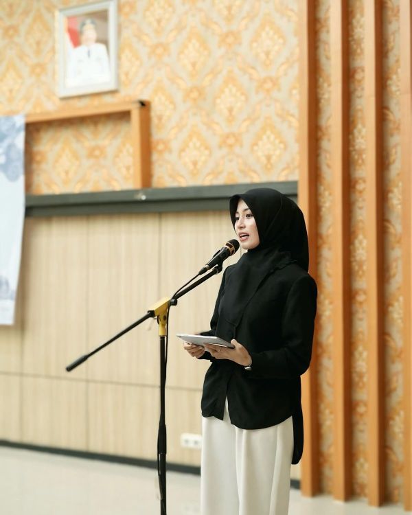 5 Teks MC Perpisahan Sekolah yang Singkat, Formal, dan Mudah Dipakai 6 hipwee-Teks MC perpisahan sekolah