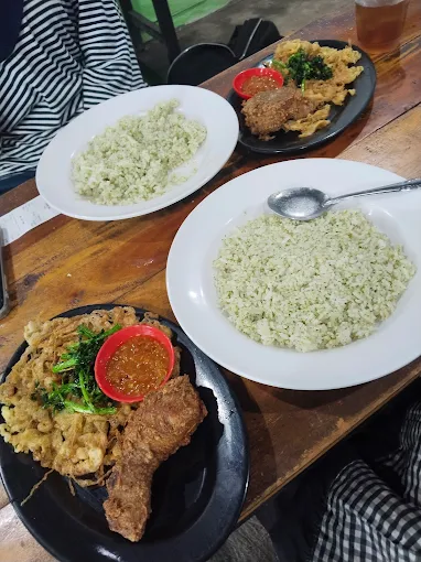 hipwee-Tempat makan murah di Malang Warung MARR, Aneka Lauk & Spesial Nasi Daun Jeruk