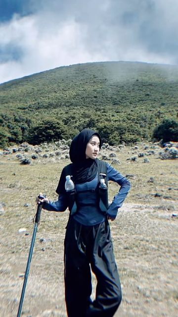 7 Outfit Naik Gunung Hijab yang Stylish, Nyaman & Aman 8 base layar dry fit dan celana hiking