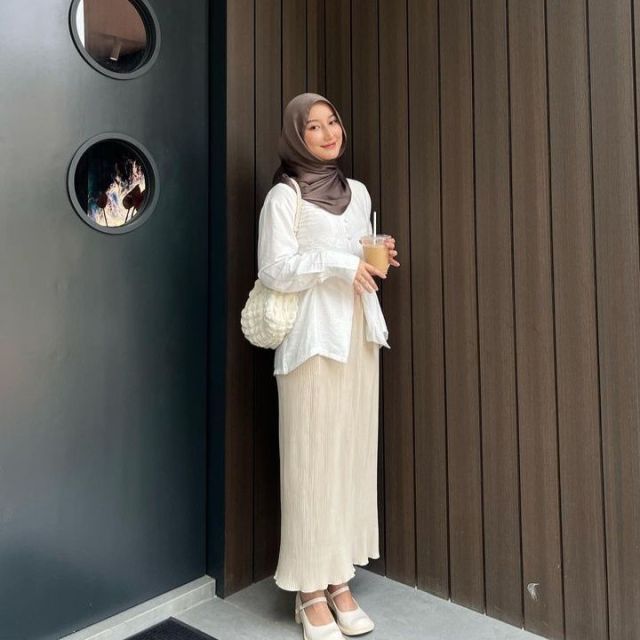 7 OOTD Ulang Tahun Hijab Stylish yang Simple dan Effortless 10 blouse putih dan rok plisket