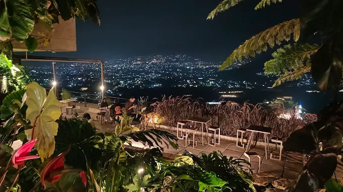 7 Cafe Outdoor di Malang dengan View Bagus & Kekinian 12 hipwee-cafe di Malang view bagus Concrete Batu