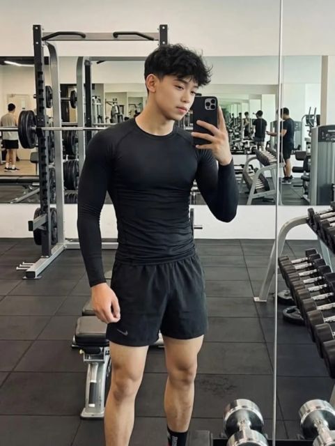7 Outfit Gym Pria yang Stylish & Nyaman Dipakai Latihan 9 compression shirt dan athletic shorts
