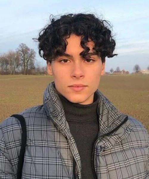 hipwee-potongan rambut pria belah tengah curly-middle-part-haircut-men