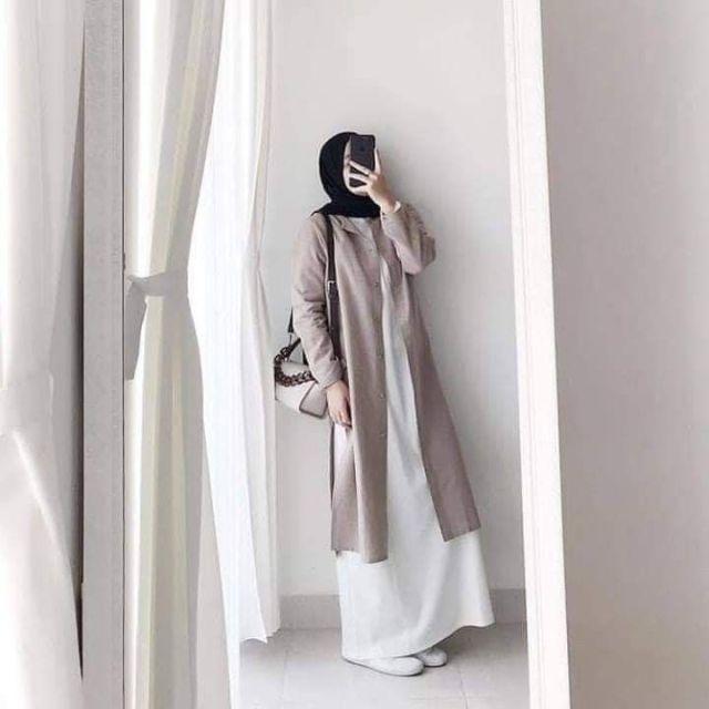 7 OOTD Ulang Tahun Hijab Stylish yang Simple dan Effortless 11 dress basic dengan outer panjang untuk ulang tahun