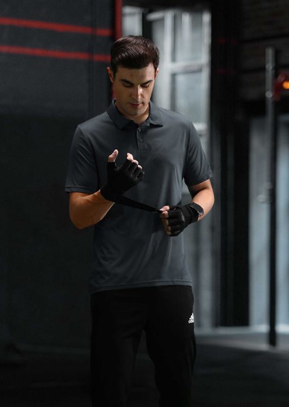 7 Outfit Gym Pria yang Stylish & Nyaman Dipakai Latihan 14 gym polo shirt dan athletic pants