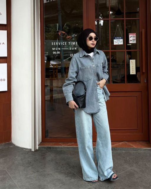 7 OOTD Celana Jeans Hijab yang Stylish & Nyaman Dipakai 13 high waist jeans + kemeja denim