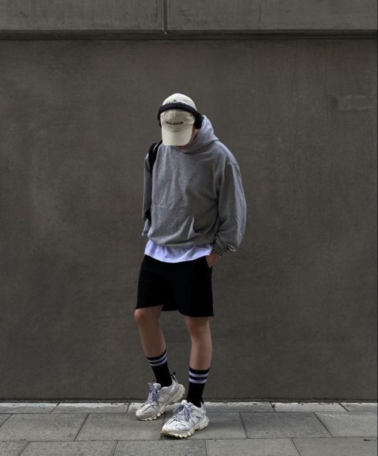 7 Outfit Gym Pria yang Stylish & Nyaman Dipakai Latihan 13 hoodie dan gym shorts