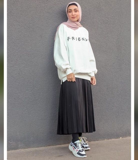 7 OOTD Hijab Simple untuk Hangout yang Stylish & No Ribet! 12 hoodie dan rok plisket