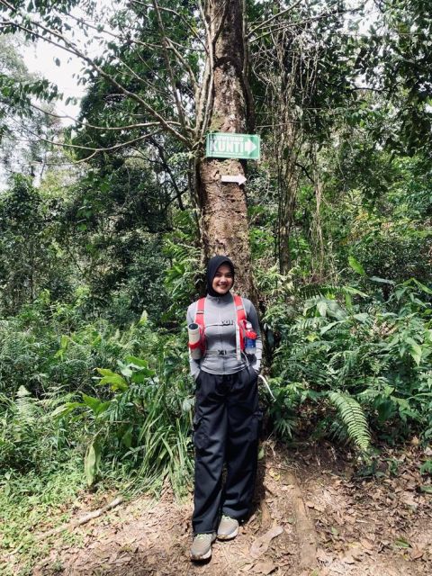 7 Outfit Naik Gunung Hijab yang Stylish, Nyaman & Aman 9 jaket fleece dan hijab sport