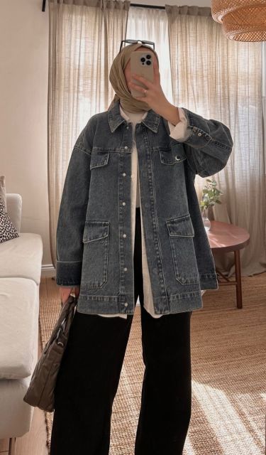 7 Outfit Jaket Jeans Hijab yang Stylish dan Nyaman Dipakai 11 jaket jeans black denim dan celana kulot