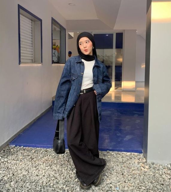 7 Outfit Jaket Jeans Hijab yang Stylish dan Nyaman Dipakai 8 jaket jeans oversized dengan wide-leg pants