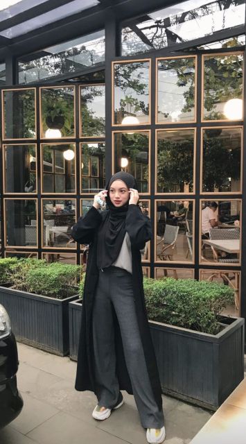 7 OOTD Celana Jeans Hijab yang Stylish & Nyaman Dipakai 12 jeans hitam + inner basic + cardigan panjang