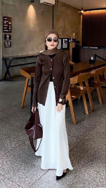 7 OOTD Hijab Simple untuk Hangout yang Stylish & No Ribet! 10 kaos polos, cardigan rajut, dan rok a-line