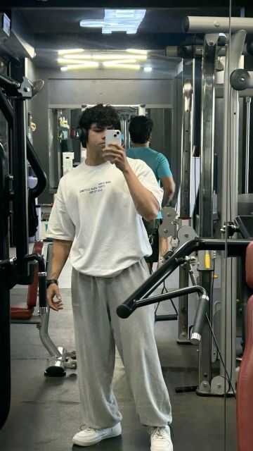 7 Outfit Gym Pria yang Stylish & Nyaman Dipakai Latihan 12 kaos polos dan jogger