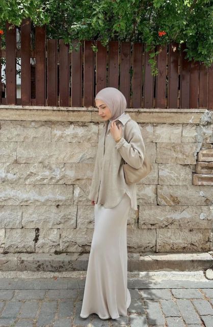 7 OOTD Ulang Tahun Hijab Stylish yang Simple dan Effortless 12 kemeja oversize dan rok satin