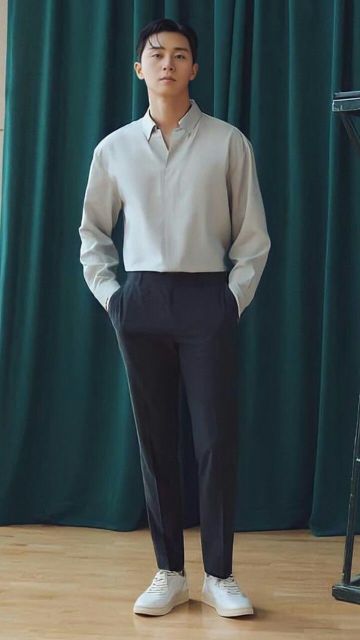 7 Style Melamar Kerja Pria yang Rapi, Modern & Profesional 8 kemeja polos dan celana chino
