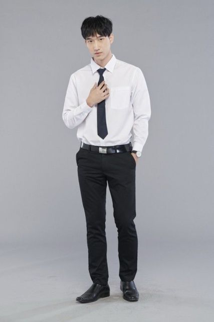 7 Style Melamar Kerja Pria yang Rapi, Modern & Profesional 9 kemeja putih + celana bahan