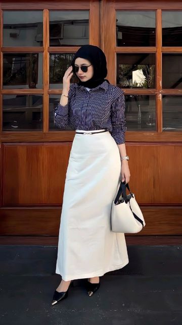 7 OOTD Melamar Kerja Hijab yang Rapi & Kelihatan Profesional 13 kemeja stripe + rok a-line