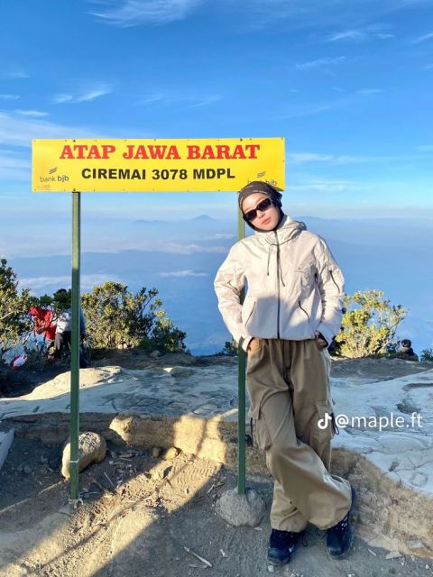 7 Outfit Naik Gunung Hijab yang Stylish, Nyaman & Aman 10 lightweight windbreaker dan cargo pants