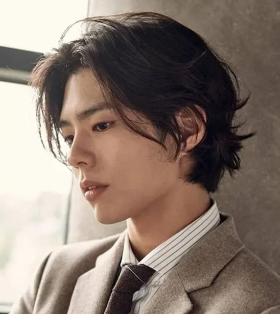 10 Potongan Rambut Pria Belah Tengah yang Bikin Penampilan Nggak Ngebosenin 18 hipwee-medium layered middle part