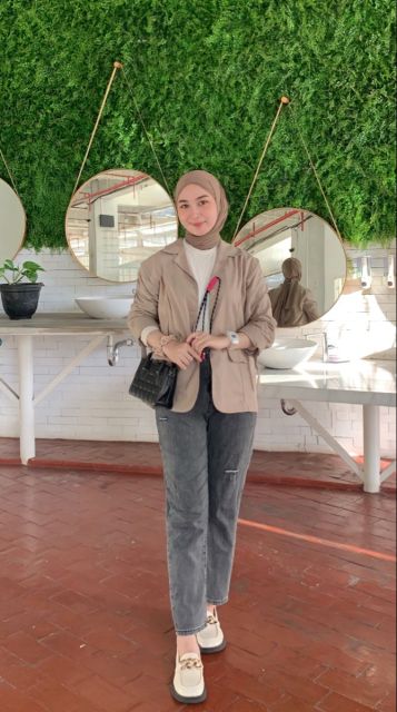 7 OOTD Celana Jeans Hijab yang Stylish & Nyaman Dipakai 10 mom jeans dan blazer