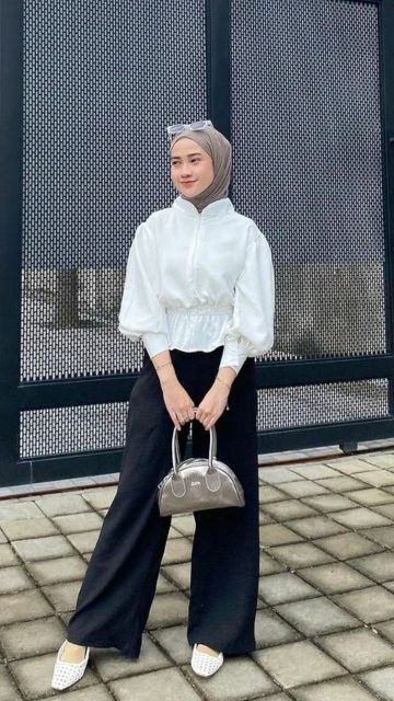 7 OOTD Hijab Simple untuk Hangout yang Stylish & No Ribet! 14 monokrom casual