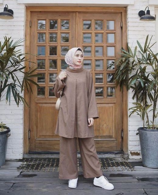 7 OOTD Ulang Tahun Hijab Stylish yang Simple dan Effortless 13 one set hijab outfit