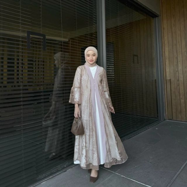 8 Outer Brokat Kekinian yang Modis, Stylish, dan Harganya Terjangkau! 15
