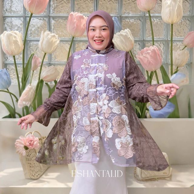 8 Outer Brokat Kekinian yang Modis, Stylish, dan Harganya Terjangkau! 16