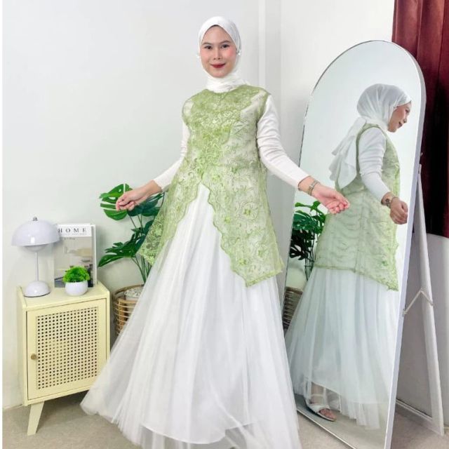 8 Outer Brokat Kekinian yang Modis, Stylish, dan Harganya Terjangkau! 11